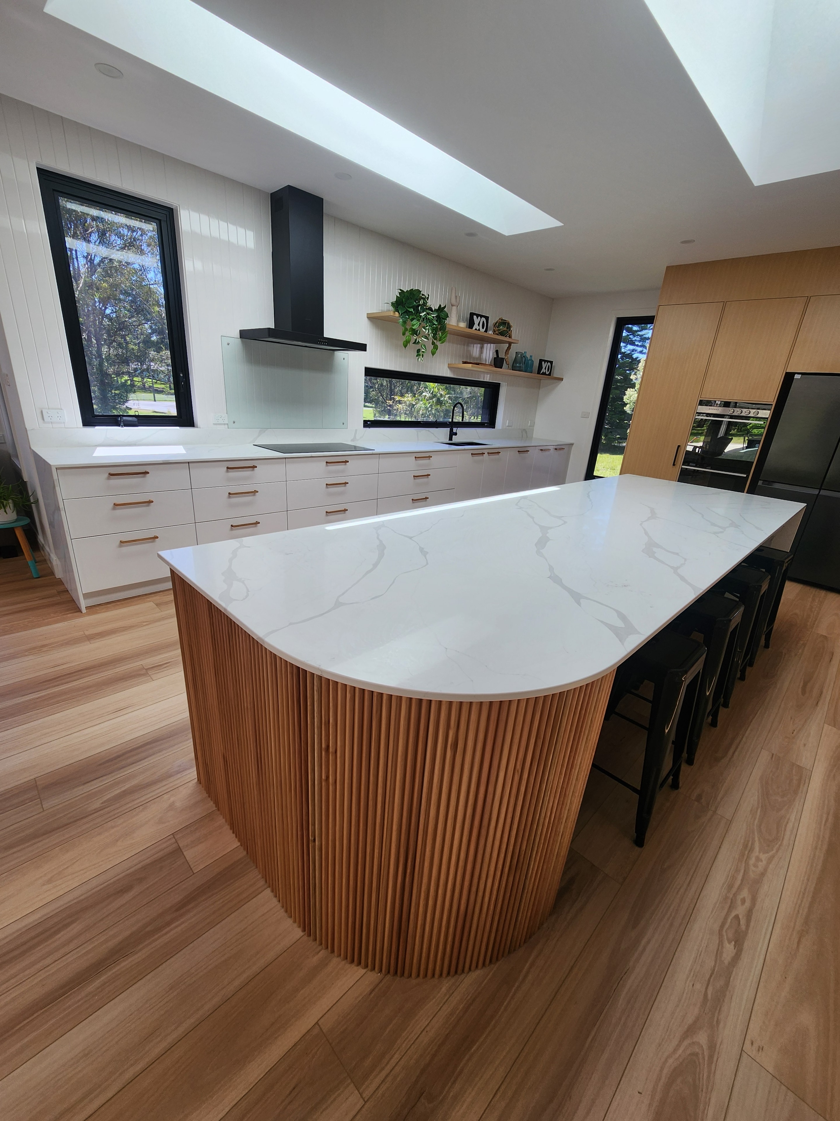 Curved Kitchen Renovation in Bonny Hills