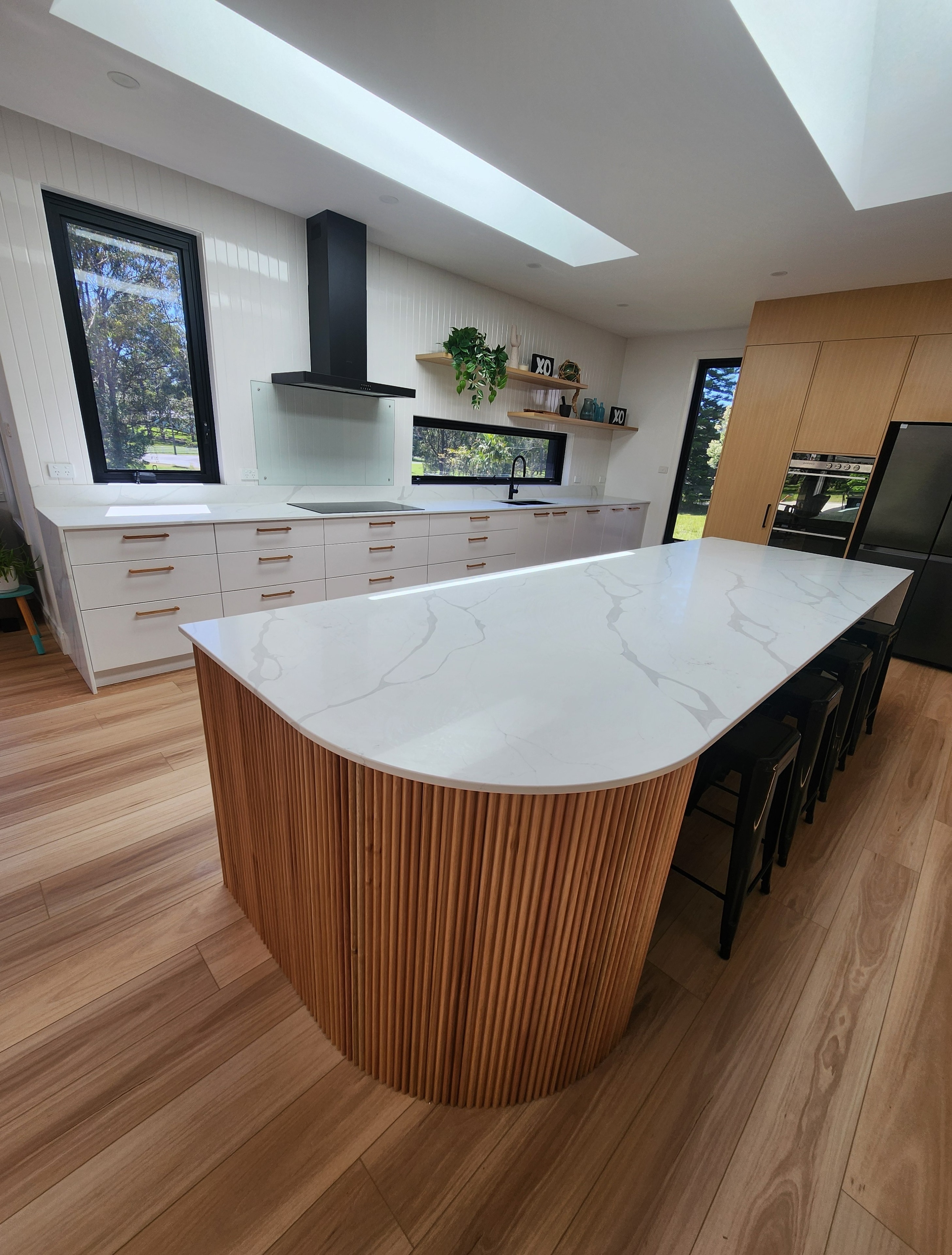 Curved Kitchen Renovation in Bonny Hills — gallery image 3